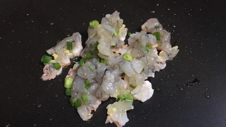 虾仁鸡蛋卷,平底锅里放一点油,倒入拌好的虾仁碎