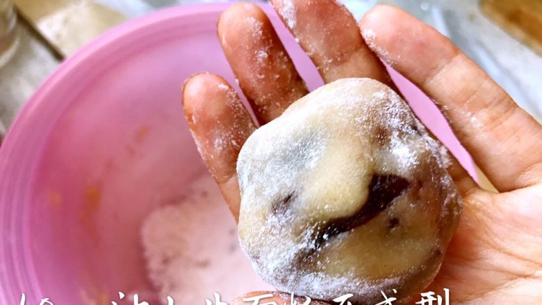 广式月饼,蘸一层生面粉压成型