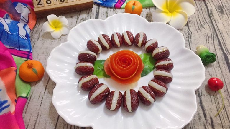 心太软,出锅摆盘,今天是七夕节,所以我特意做了朵西红柿玫瑰花放中间。