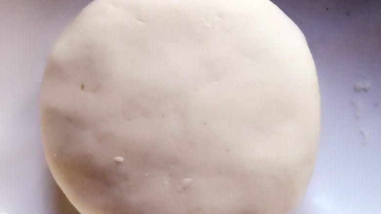 心太软,加水和成糯米团,软硬适中,不能太软了,不然蒸熟后不好看哦
