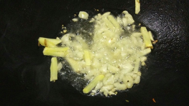 紫苏炒虾,干锅烧油,爆炒姜蒜至香