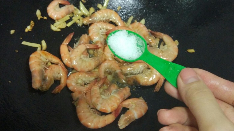 紫苏炒虾,出色的虾再下少量的盐,两勺砂糖,酱油爆炒,再将紫苏炒香至水分收干