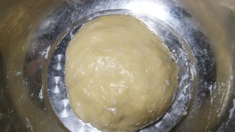 沙琪玛的制作,盖上保鲜膜饧30分钟