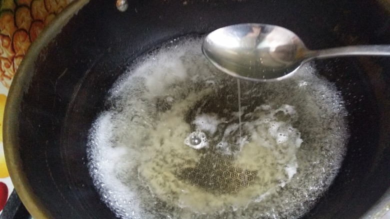 沙琪玛的制作,待砂糖溶化到入蜂蜜,不要搅拌