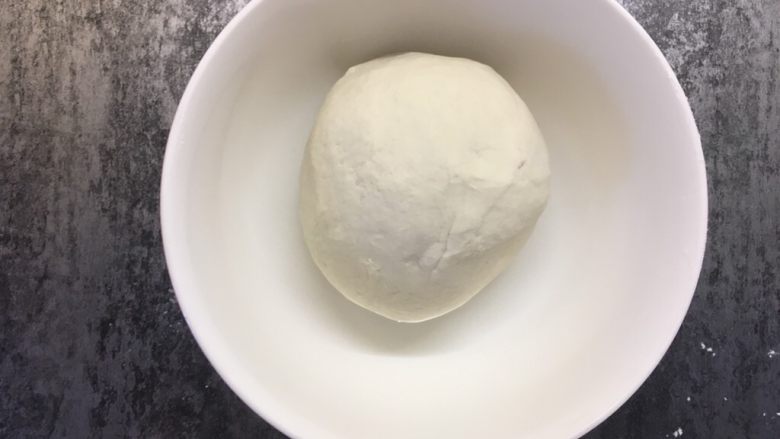 肉丝卷饼,揉捏成光滑的面团,盖上保鲜膜醒半小时左右(夏天天气热,可以缩短时间)