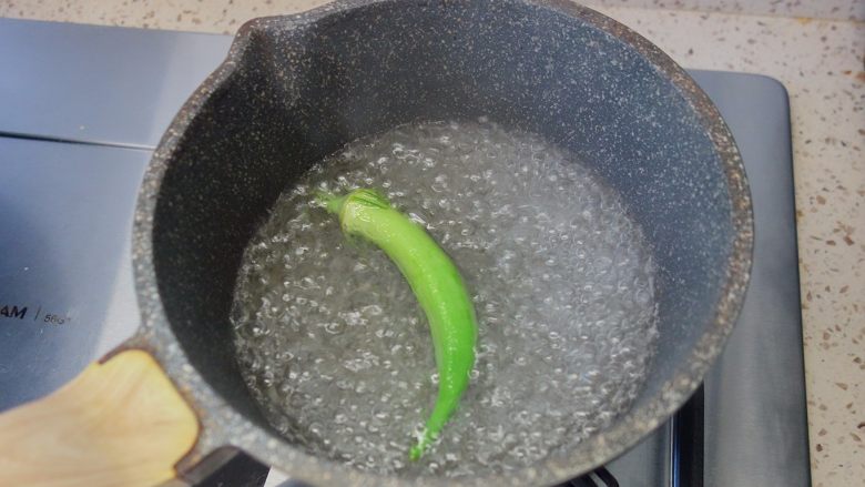 不看会后悔!孩子看到就秒光的高颜值蔬菜做,提前将秋葵放开水里加一点食用油煮一下