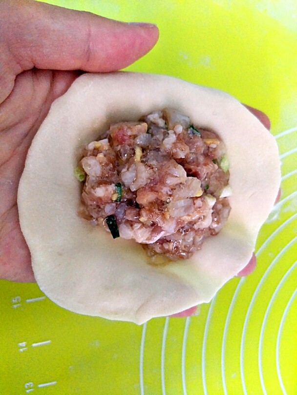 美味多汁灌汤包,包上馅~(馅一定要足,不然蒸好了看起来不饱满,也不用太多,免得封不了口)