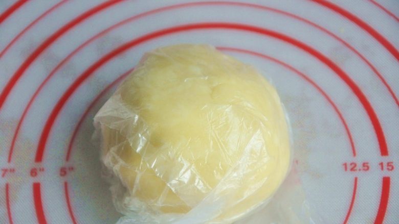 无花果派,将面团装入保鲜膜,放入冰箱冷藏1小时以上。