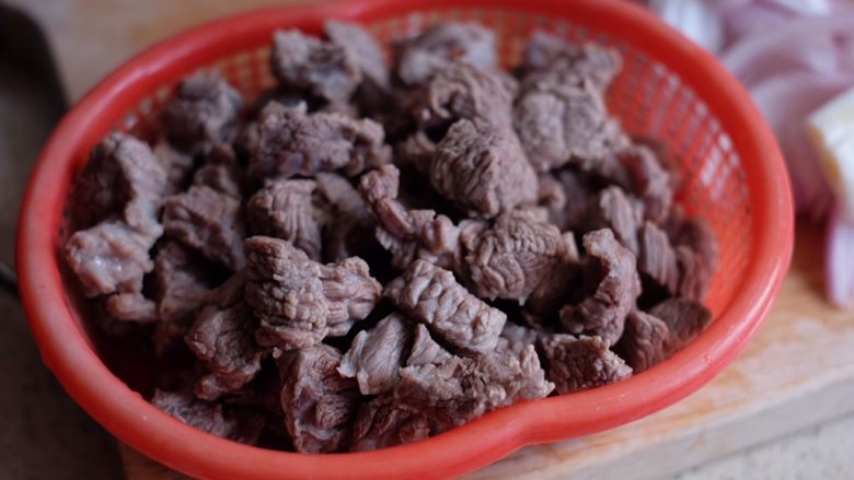【再添一碗饭】の咖喱牛肉,洗净浮沫,沥干备用