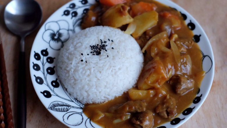 【再添一碗饭】の咖喱牛肉,打碗饭,撒上香香的芝麻,再围一圈浓浓的咖喱,一盘下去再来一盘~