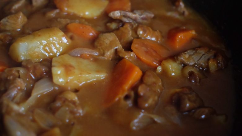 【再添一碗饭】の咖喱牛肉,等咖喱完全融进汤里,搅拌均匀,依照个人口味加一些调料就可以出锅啦(我是直接加了咖喱块进去然后滴了一些鲜酱油)