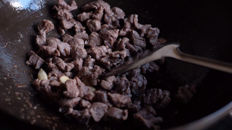 【再添一碗饭】の咖喱牛肉,放入牛肉粒,翻炒均匀