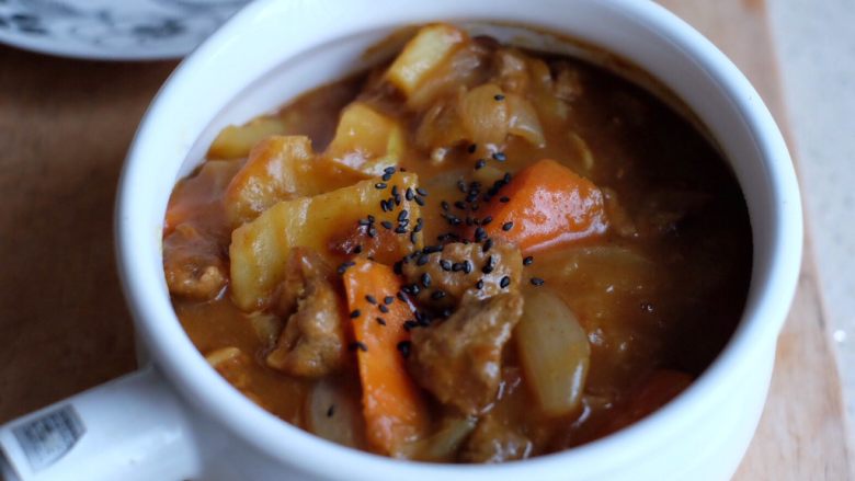 【再添一碗饭】の咖喱牛肉,铛铛铛铛~出锅咯,撒点黑芝麻更香哦