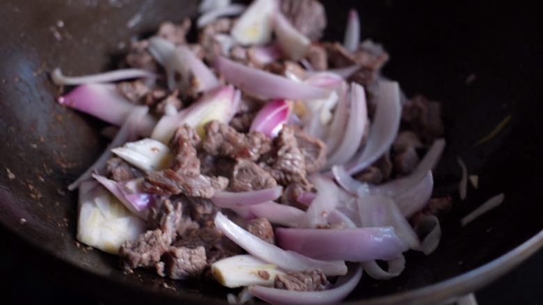 【再添一碗饭】の咖喱牛肉,再放入<a style='color:red;display:inline-block;' href='/shicai/ 29'>洋葱</a>,翻炒至变得有些软
