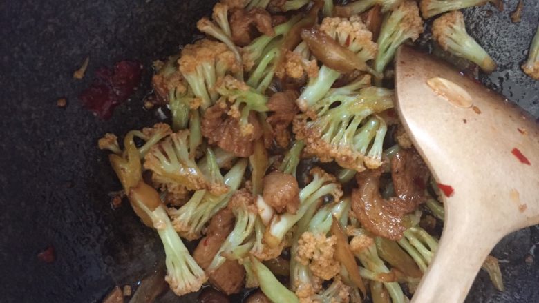 干煸菜花,直到颜色变深、菜花变软,时间大概是十来分钟,尝一下薄的花加点盐,就可以出锅啦,
