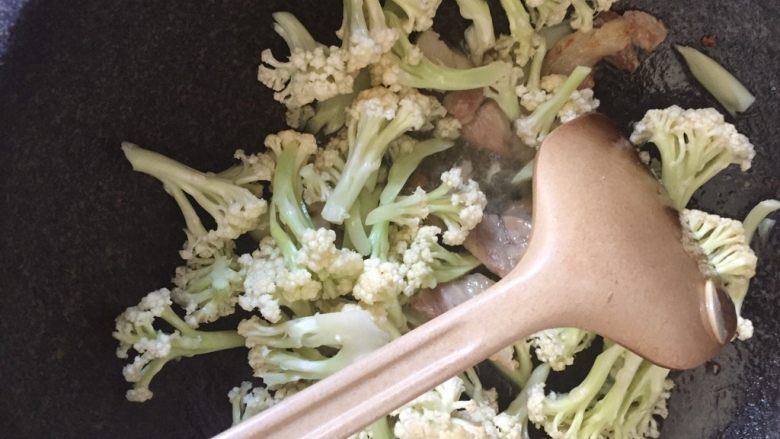 干煸菜花,菜花提前捞出来控水,放入菜花煸炒