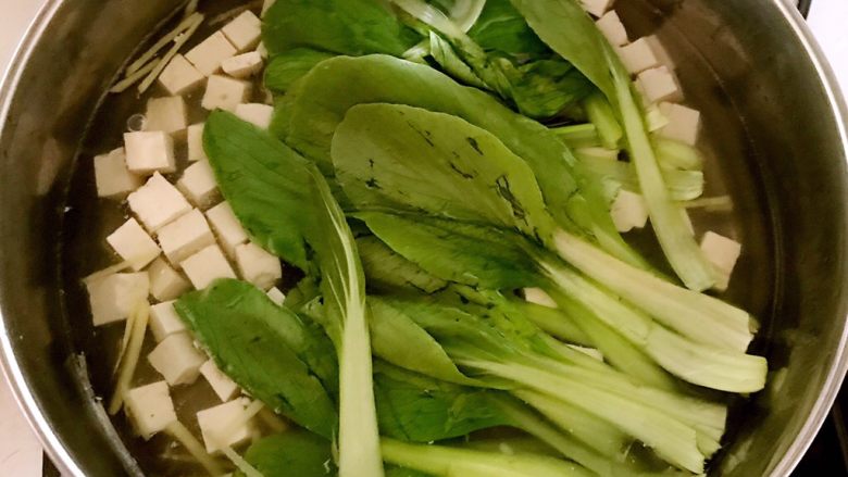 5分钟快手菜 适合减肥的油菜豆腐汤,加入油菜和精盐,烧开即可