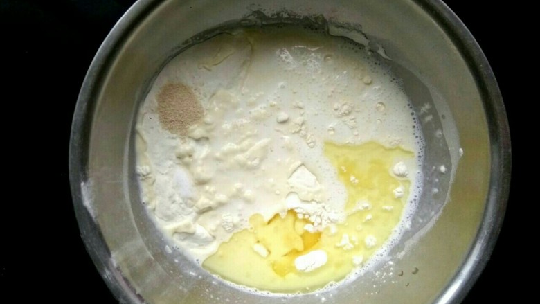 豆沙烧饼,300克<a style='color:red;display:inline-block;' href='/shicai/ 550'>高筋面粉</a>，180克纯奶，2克盐，3克<a style='color:red;display:inline-block;' href='/shicai/ 731'>酵母</a>混合