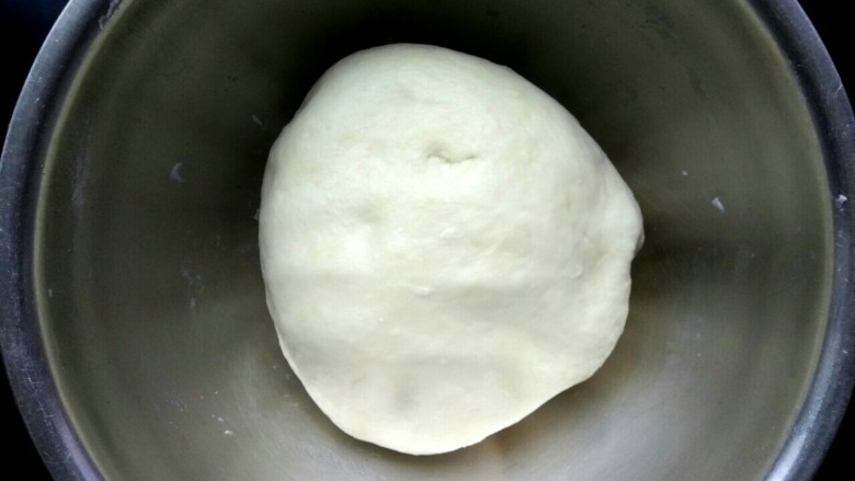 豆沙烧饼,揉成光滑的面团醒发半个小时