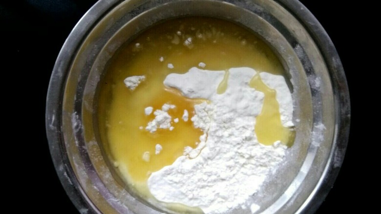 豆沙烧饼,160克高筋面粉，80克<a style='color:red;display:inline-block;' href='/shicai/ 140122'>玉米油</a>混合成油酥