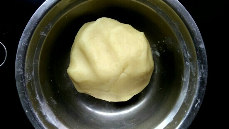 豆沙烧饼,把油酥揉成光滑的面团