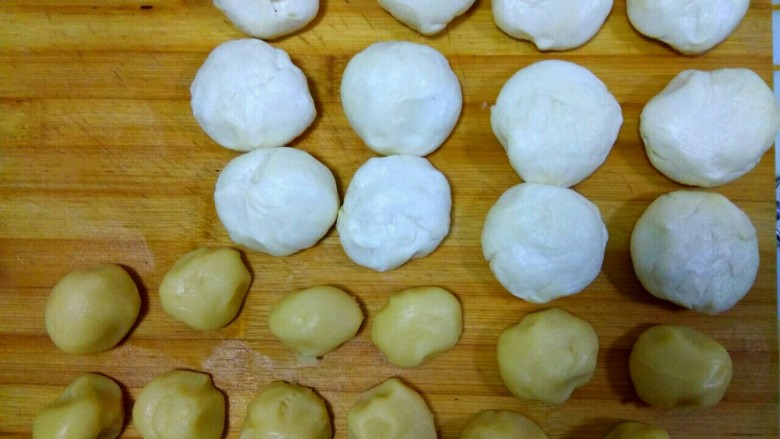 豆沙烧饼,把面团和油酥各分成大小差不多的12份