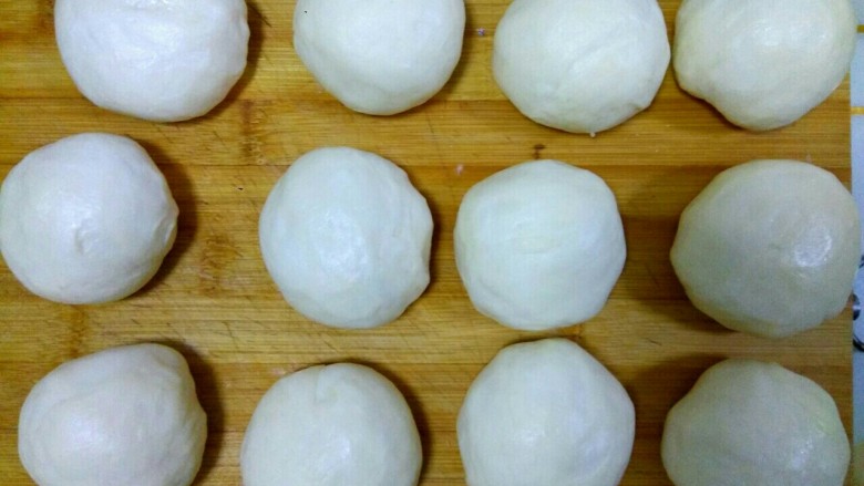豆沙烧饼,把12个面团全部包上油酥