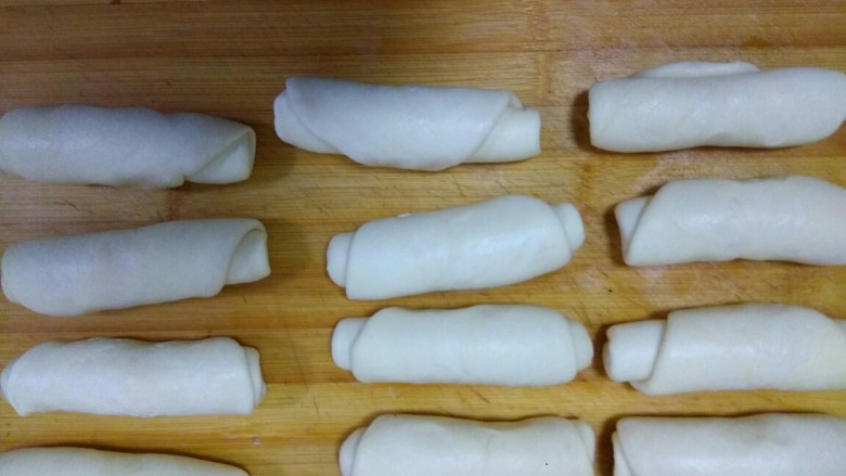 豆沙烧饼,把12个全部卷成卷儿