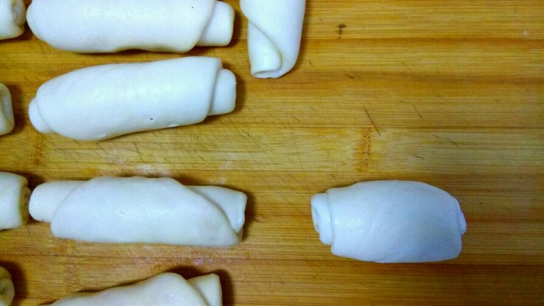 豆沙烧饼,再从上到下卷成卷儿