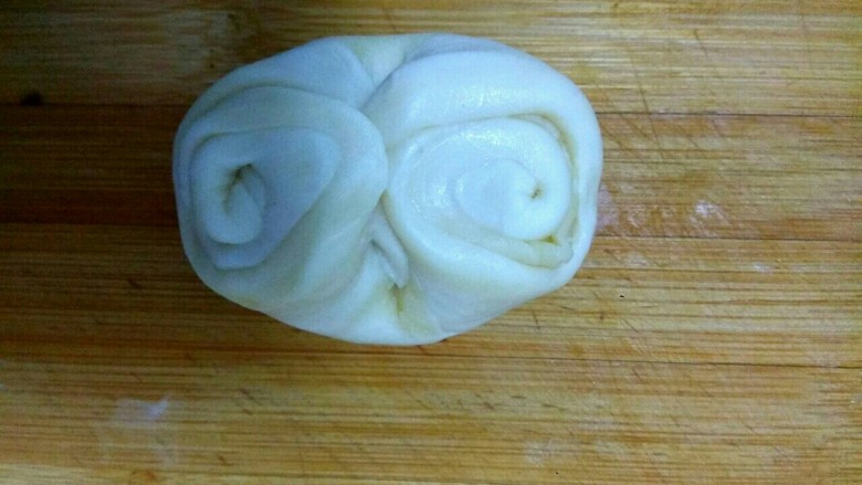 豆沙烧饼,把两边翻到中间，压平