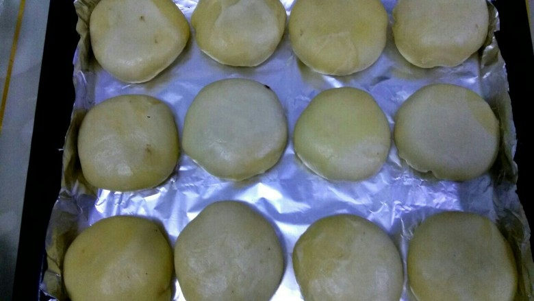 豆沙烧饼,全部包好，放入烤盘（烤箱200度预热）