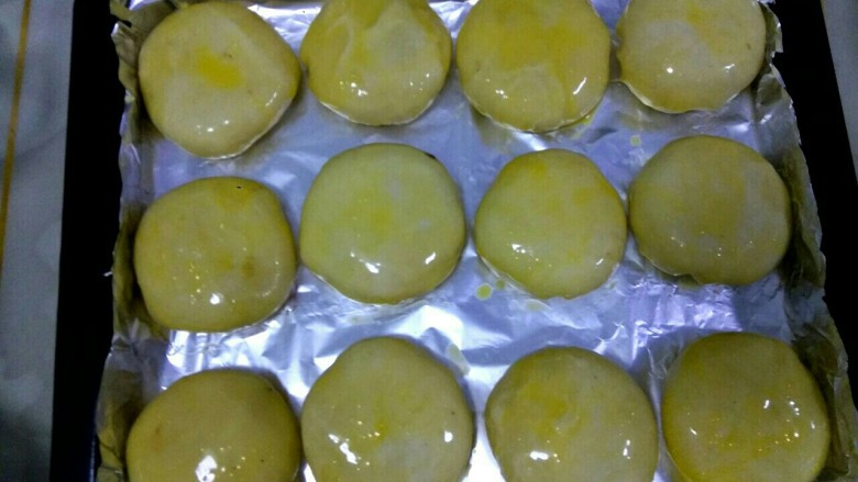 豆沙烧饼,拿一小碗，打一<a style='color:red;display:inline-block;' href='/shicai/ 9'>鸡蛋</a>，调好，用刷子把蛋液均匀的刷到上面