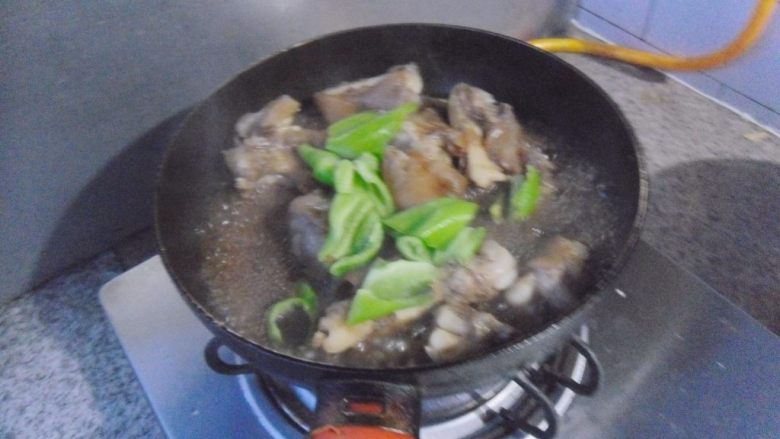 蚝汁猪手, 放入尖椒,翻炒均匀