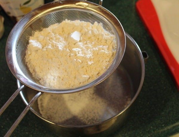 怎麼炸出好吃的天妇罗,将面粉过筛,面粉中筛入空气可使面衣更为酥松清脆。