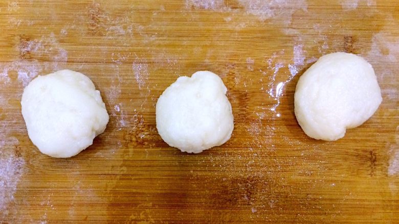 冰皮月饼,均匀分成三个面团，每个100克。这个根据自己的面团来分。