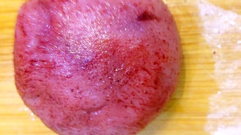 冰皮月饼,其中一个面团放入红曲米粉，揉均匀