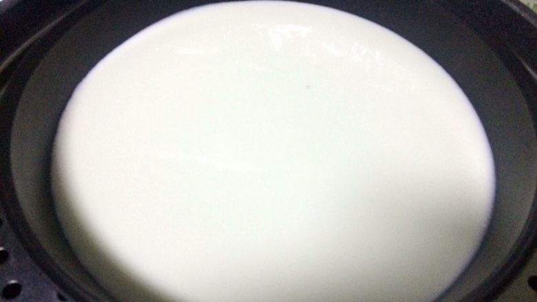 冰皮月饼,上锅大火蒸25分钟，最好覆盖保鲜膜一层，在中途把保鲜膜揭开，面糊搅拌一下，盖保鲜膜继续蒸。