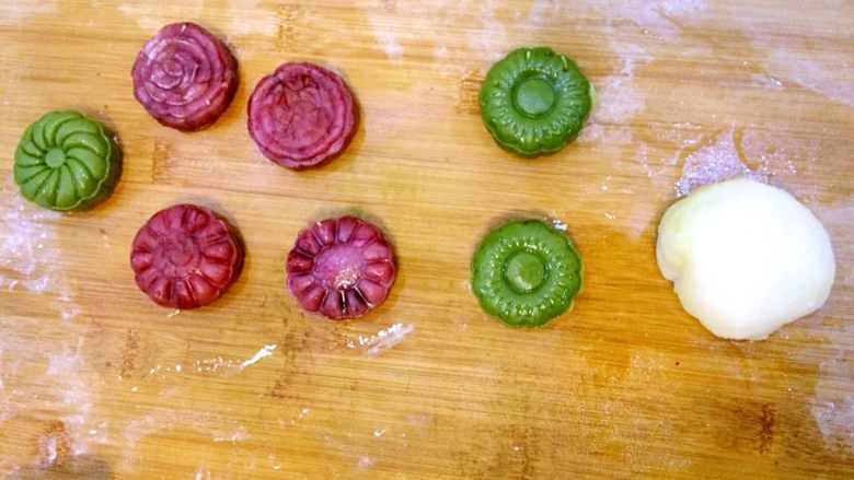 冰皮月饼,取模具，里边粘少许熟<a style='color:red;display:inline-block;' href='/shicai/ 520'>糯米粉</a>。在轻轻扣一下。放入面团做出喜欢的图形。就可以了