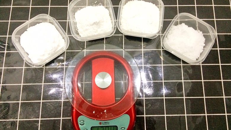 冰皮月饼,分别称重备用。