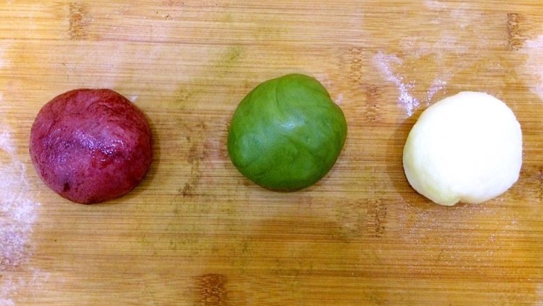 冰皮月饼,另一个面团揉入抹茶粉，揉匀。