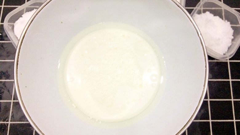 冰皮月饼,盆里放糖粉，<a style='color:red;display:inline-block;' href='/shicai/ 219'>牛奶</a>，<a style='color:red;display:inline-block;' href='/shicai/ 140122'>玉米油</a>搅拌均匀。