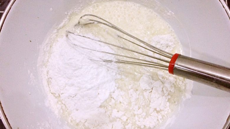 冰皮月饼,筛入各种面粉继续搅拌