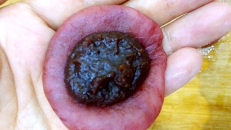 冰皮月饼,每块面团又分成四个剂子，每个25克。这步骤原谅我忘记拍图。然后把面剂捏成片，包入<a style='color:red;display:inline-block;' href='/shicai/ 4729'>豆沙馅</a>儿。或者你喜欢的馅料。用虎口慢慢封口。