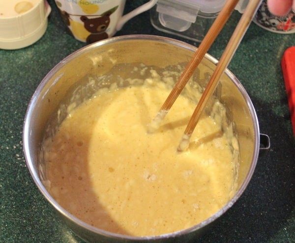怎麼炸出好吃的天妇罗,用筷子来回划十字,让水蛋汁和面粉充分混合。但不要搅拌过度,以免面糊太过黏稠,炸出来的面衣会变的太硬。搅拌至尚有一点面粉粒在面糊里的程度就可以