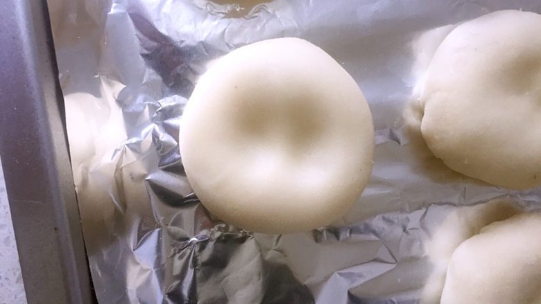 鲜肉月饼,将收口捏紧后把肉饼轻轻压扁,用手指轻轻按压,使肉饼中间有点凹陷,让后把肉饼整体拢一下(看上去圆一点)这样一个小肉饼就完成啦