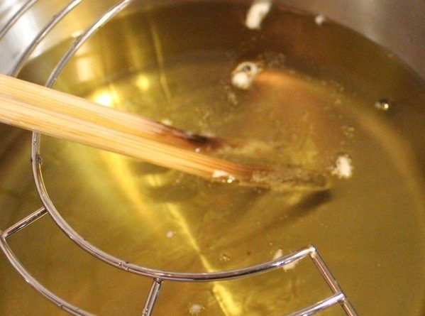 怎麼炸出好吃的天妇罗,如果有多种不同食材,以从蔬菜类开始炸。因为蔬菜类炸好稍凉也不影响美味,鱼贝类就要趁热上桌。