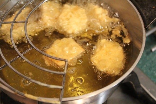 怎麼炸出好吃的天妇罗,要炸到什么程度才算是炸好了?观察炸物周围的水泡,由大水泡变成细小水泡就可以了。
