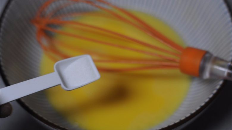 棉花小纸杯蛋糕,蛋黄液倒入温热的面糊,加入盐少许