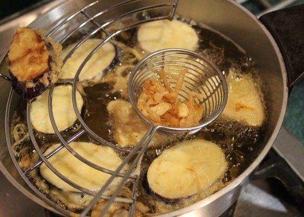 怎麼炸出好吃的天妇罗,中间要将油锅里的残渣捞掉,以免沾到炸物影响美观和使<a style='color:red;display:inline-block;' href='/shicai/ 212870'>炸油</a>混浊。
