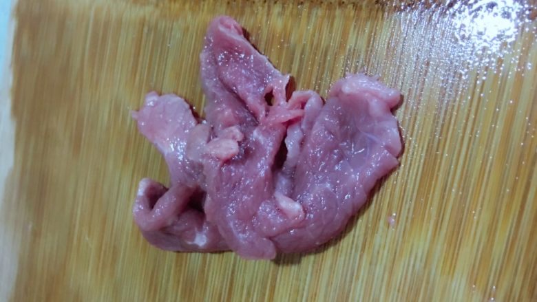 芹菜牛肉蔬菜粥 宝宝辅食10M+
,<a style='color:red;display:inline-block;' href='/shicai/ 216'>牛肉</a>洗净,切2-3片